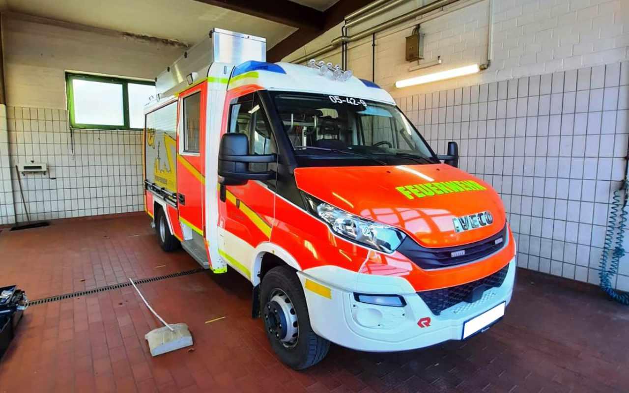 Montagebeispiel Iveco Transporter Feuerwehr Abbiegeassistent DELUXE PLUS 4